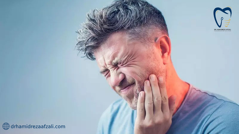 مردی در حال درد کشیدن دندان