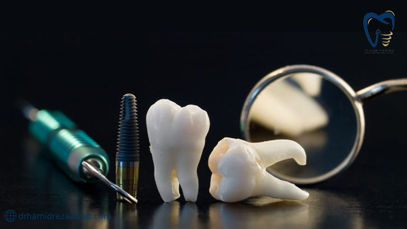 دو دندان در کنار ابزار دندانپزشکی