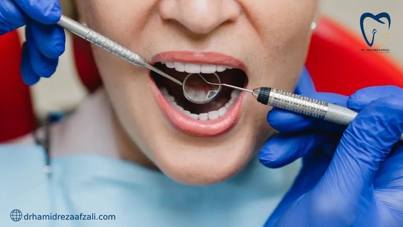 معاینه دندان جلو بیماری توسط دندان پزشک