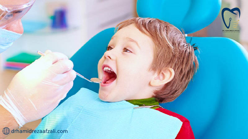 معاینه دندان کودک توسط پزشک 
